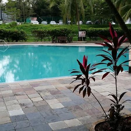 Pinang Beach Apartment @ Bayu Emas Batu Feringgi Bagian luar foto
